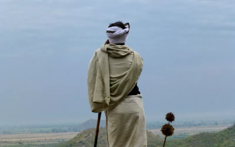 बराबर पहाड़ी, बिहार के पास खेतों को निहारता किसान