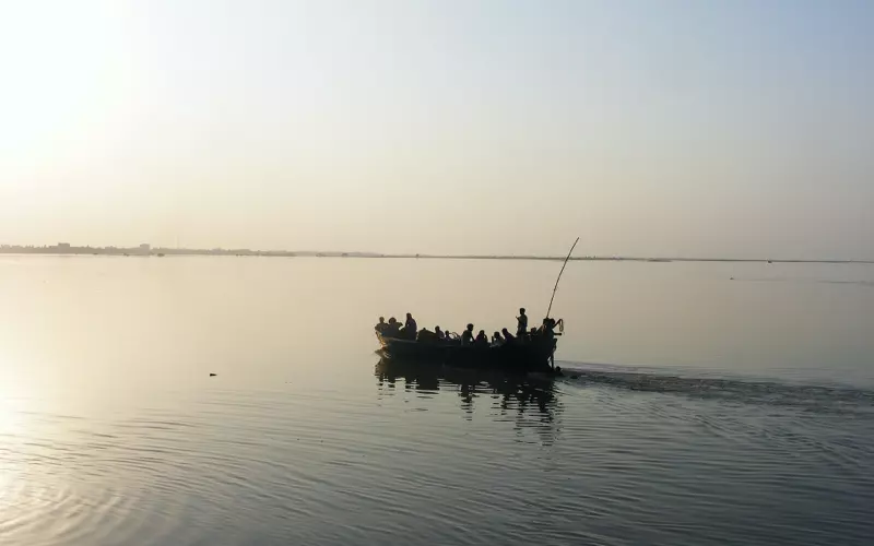 पटना के कलेक्ट्रेट घाट पर गंगा में नाव