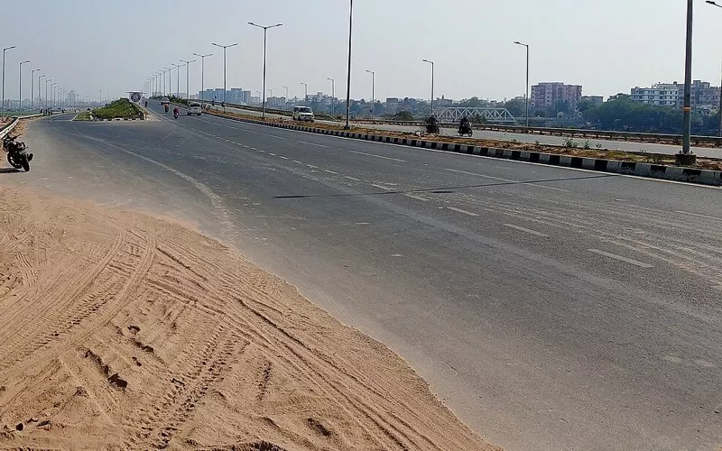 Wide divided road on Marine Drive, Patna