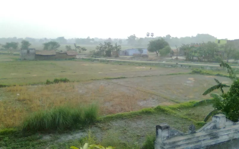 बिहार के एक गाँव की खुली ज़मीन