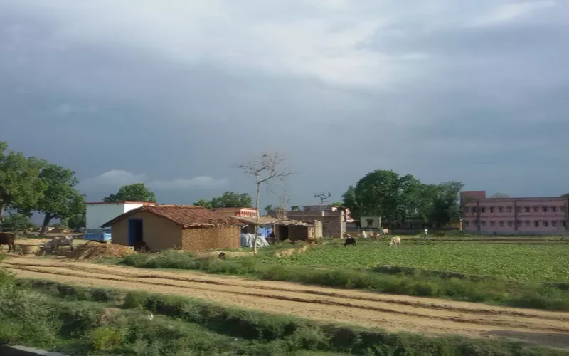 अकौना, नालंदा (बिहार) में खेत के पास गाँव के मकान